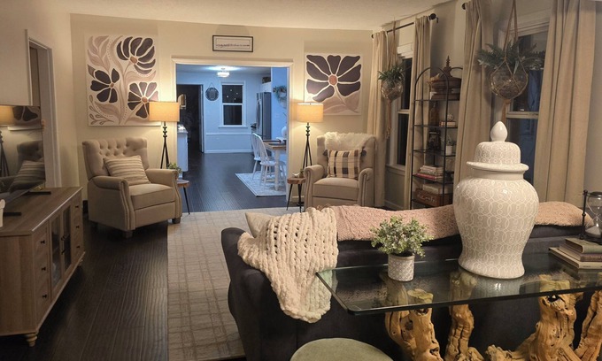 Mentor Haus | Great Group Gathering Spacious 5-bd/2.5 B house 2 Kitchens, Hot Tub, Large Yard