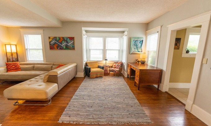 Lee's Summit Wohnung | Great Space! 2 Blocks from Downtown Lee's Summit!
