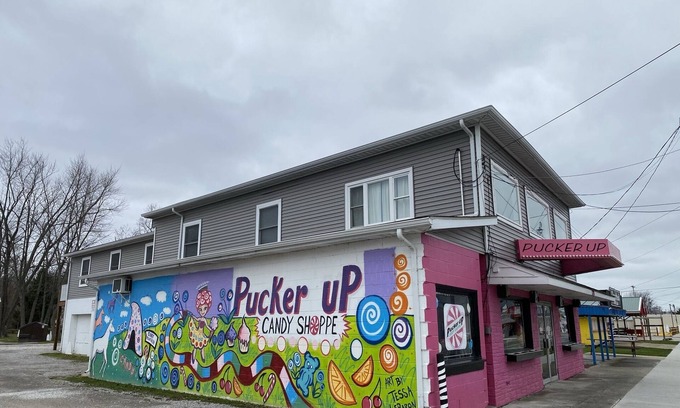 Geneva-on-the-Lake Haus | Neue 9 Schlafzimmer, Strip / Lake View AC Sauna Whirlpool Deck Gas Feuerstelle