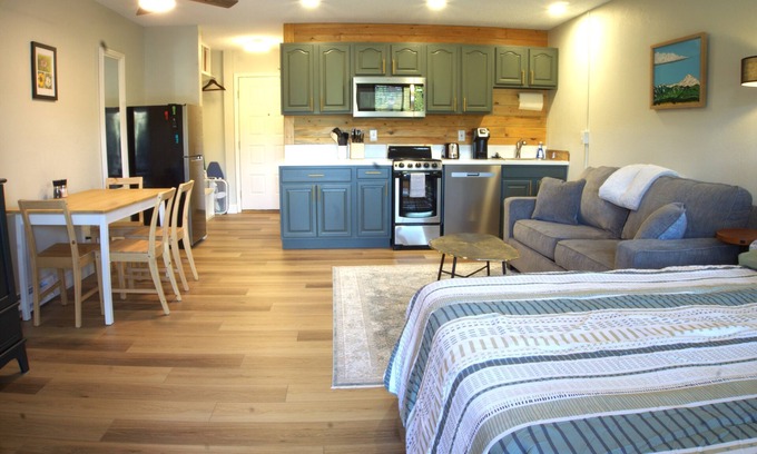 Granby Wohnung | GREAT Value! Classy Comfortable King Bed Studio, Sleeps 4!