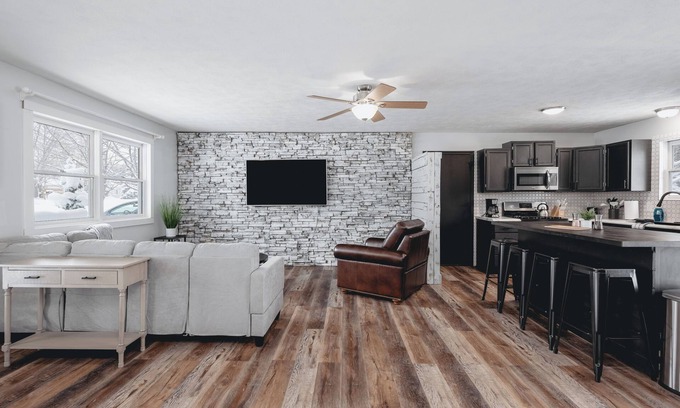 Grawn Haus | Green Lawn