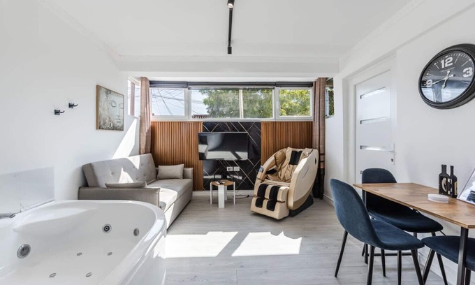 Shkoder Wohnung | Green Luxe Suite 2 by PikHost