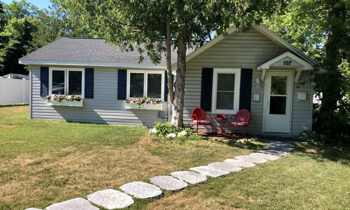 Charlevoix Haus | Green Street Getaway! Walk to town! 3.5 Miles to the Castle!