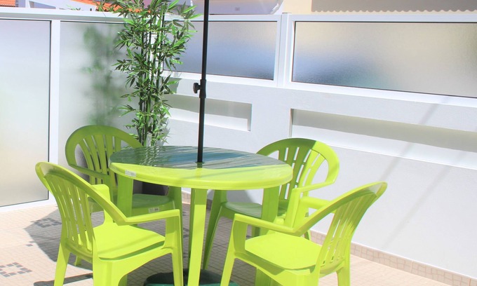 Peniche de Cima Wohnung | Green Studio C / Privat Innenhof, nur 3 Minuten zu Fuß vom Strand Peniche