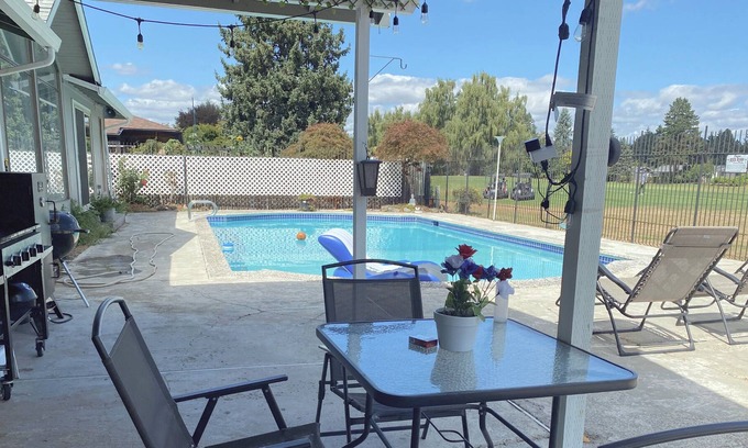 Gresham Haus | Gresham Golf Course - Ranch Style With Swimming Pool