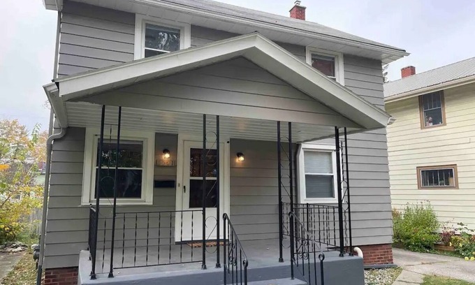 Fort Wayne Haus | Grey Gent! 3 Bed, Simple, Cute house, Central!