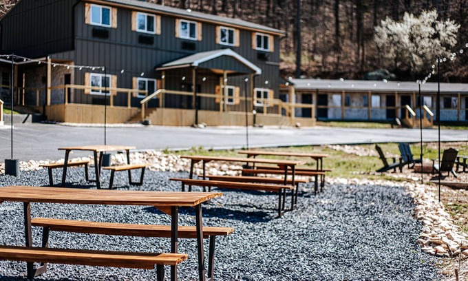 Waynesboro Wohnung | Grey Pine Lodge | King Classic ADA Accessible | Pet-Friendly! | BEST Location & Amenities!