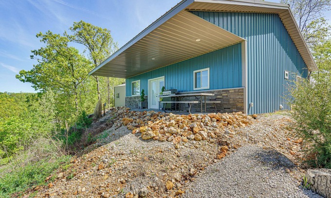 Camdenton Kabine | Grill & Fire Pit: ‘Blue Cabin’ Ozarks Getaway!