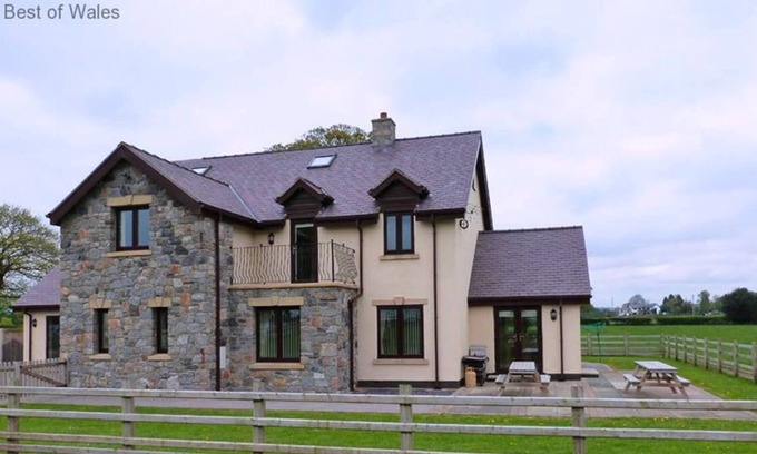 Holywell Haus | Große, gesellige, komfortable und gut ausgestattete Unterkunft für Gruppe von 14 in modernen Bauernhaus in