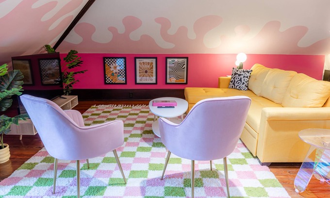 Metropolitan Wohnung | Groovy Attic Apt in Starland District