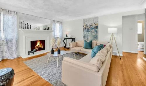 Anchorville Haus | Grosse Pointe Detroit 3BR - Sleeps 8 - Yard home