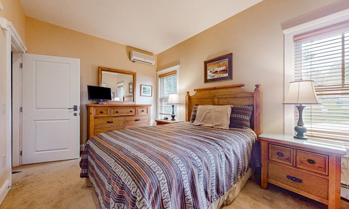 Proctorsville Haus | Ground-floor apartment with pool, hot tub, tennis & gym access - near skiing
