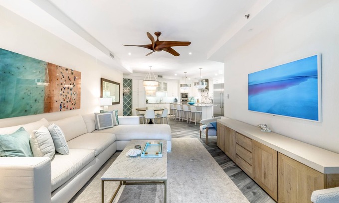 Seven Mile Beach Eigentumswohnung | Ground Floor property steps away from 7Mile Beach, at the Ritz Carlton