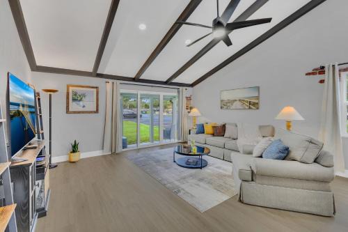 Historic Downtown Melbourne Wohnung | Ground Level and End Condo Unit - Quiet 2 Bedrooms and 1 Bath