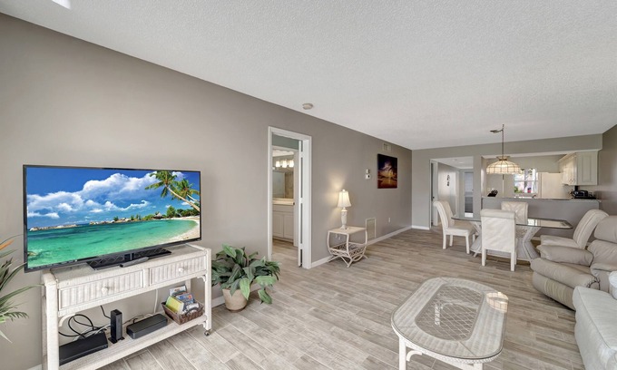 Plantation Eigentumswohnung | NEU! 2BR Venedig Condo w / Pool, 15 Minuten zu den Stränden! Blick auf den Golfplatz!