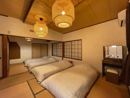 Shimoda Haus | Guest House Yachi-So 下田民泊 ビーチまで徒歩13分 近くにスーパー レストラン 100均 ソウルバー 13 minutes walk to the beach! Nearby 7-11 Supermarkets, various Restaurants, 100 yen shops, and Exciting Bar!