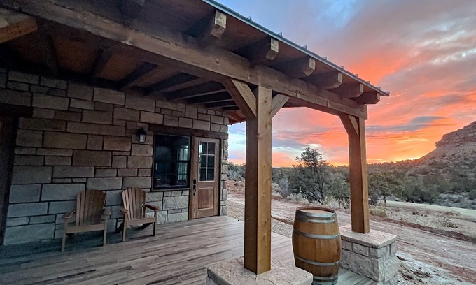 Kanab Bed & Breakfast | Guest suite attached to private home inspired by national park lodges