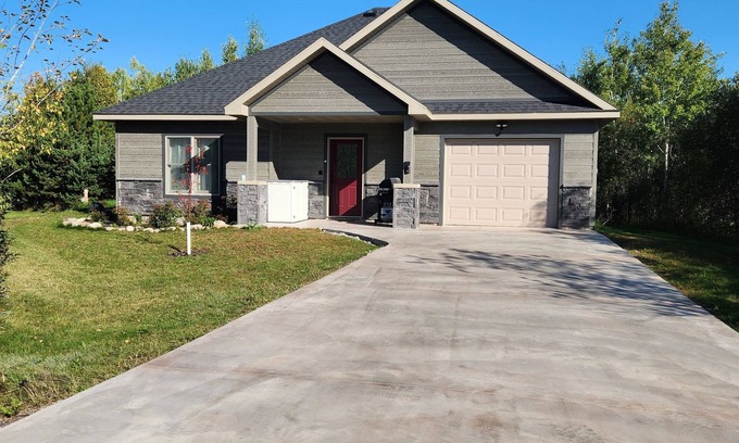 Houghton Haus | Guest house w heated garage/fiber internet near MTU