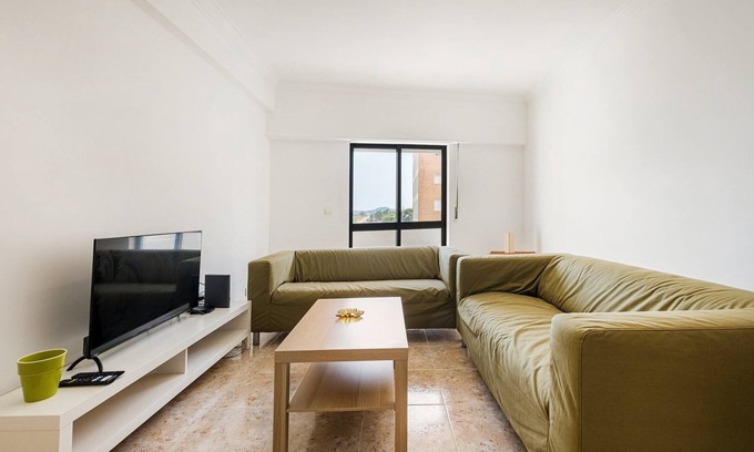 Algueirao - Mem Martins Wohnung | GuestReady - Chic relaxation in the suburbs