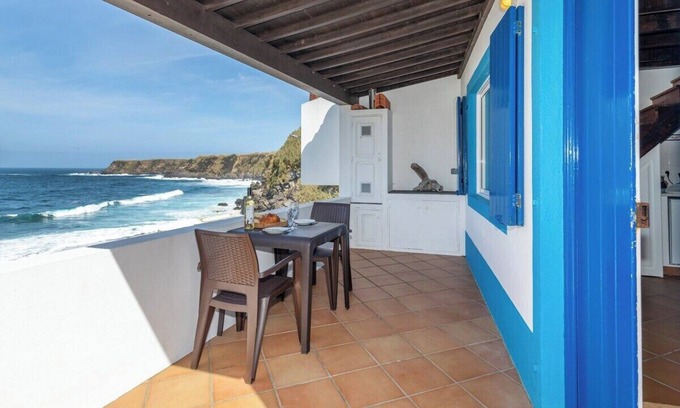 Ribeira Grande Wohnung | GuestReady - Beachfront Casa da Praia