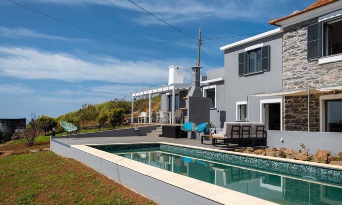 Prazeres Wohnung | GuestReady - Quiet house & heated pool w sea view