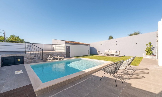 Carvoeira Haus | GuestReady - Villa Belas
