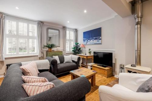 Poole Haus | Gull House - Charming Cottage Feel with Log Burner