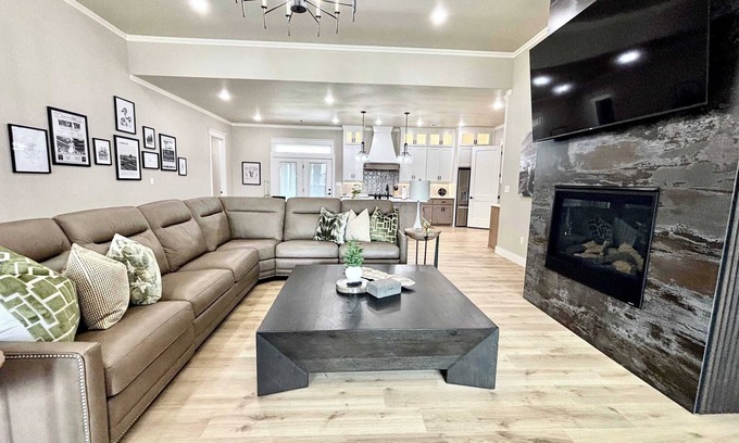 Lubbock Haus | Gun's Up Getaway - 4BR/3BA - New Construction