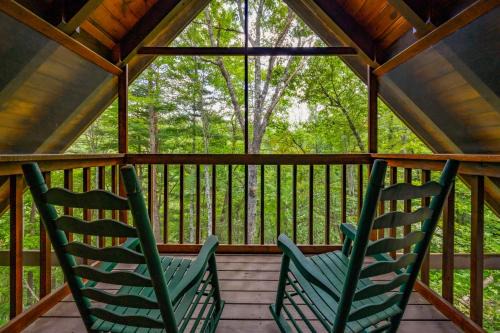 Little Creek Falls Haus | GYPSY ROAD - Privacy! Log Cabin with Hot Tub, WiFi, DirecTV and Arcade