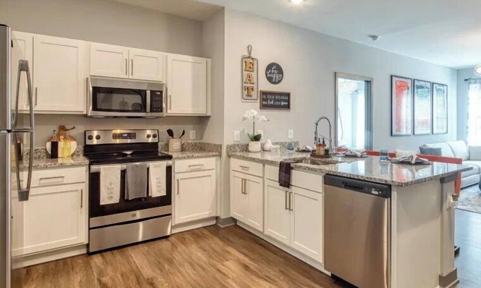 Coliseum Central Wohnung | H4N Ellipse Urban | 1Bd Apartment Near Peninsula Town Center