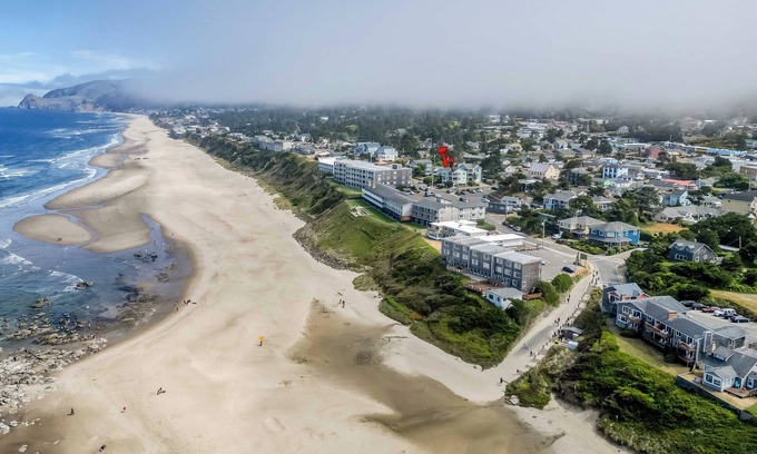 Logsden Haus | Half-a-Block to Beach, Media/Game Rooms, Hot Tub-Salt and the Sea
