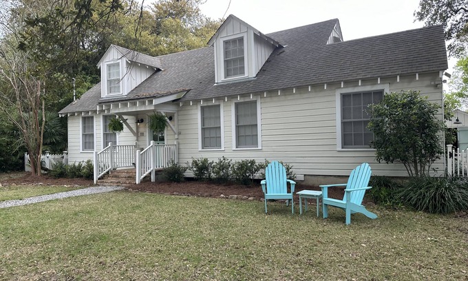 Old Town Haus | Half a Block to the Beach! Come Bay-Cation here, Spacious House to fit everyone