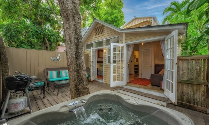 Downtown Wohnung | Half block to Duval @ Mango Hideaway -studio apt