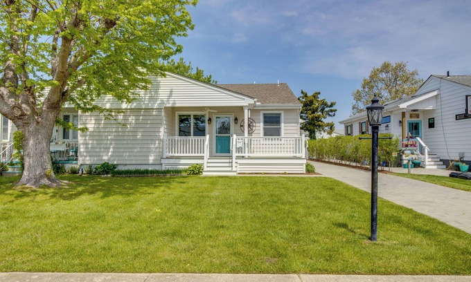 Village Green Haus | Half-Mi to Beach: Cape May Getaway w/Deck & Yard!