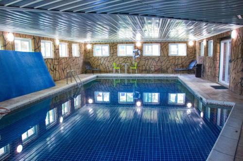 Madison Haus | Hall of Fame Private Resort-9 Miles to Downtown Nashville Pools Arcade