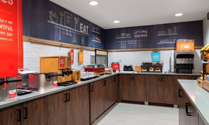 Central Newport News Hotel | Hampton Inn & Suites Newport News (Oyster Point)