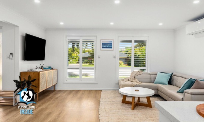 Encounter Bay Haus | Hampton's Style Holiday Retreat - close to the beach!