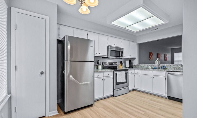 Hampton Haus | Hampton, VA | Townhouse w/Indoor Fireplace!