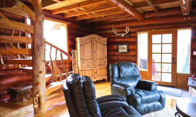 Otter Point Haus | Handsome Dan's at Otter Point