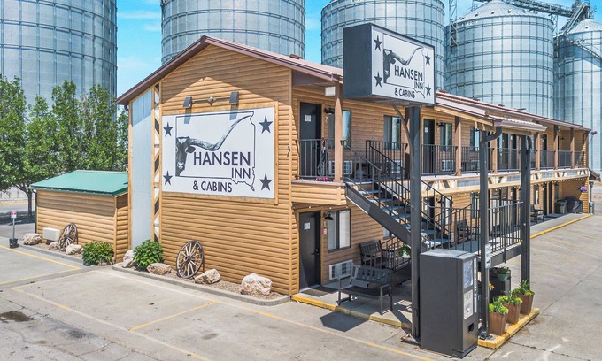 Pinnacles Entrance Badlands Hotel | Hansen Inn and Cabins