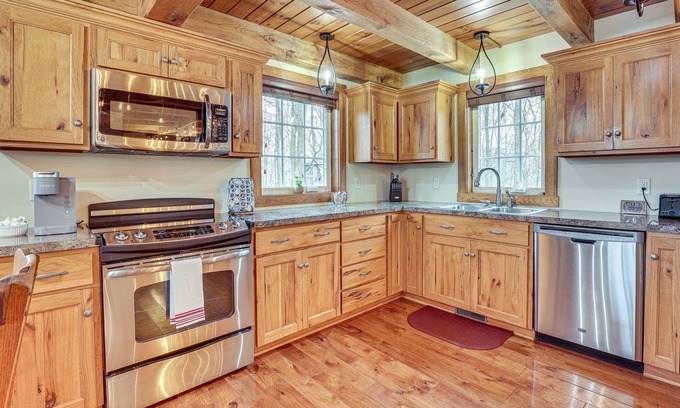 Dundee Kabine | 'Happy Haven Hill' Cabin w/Patio & Fire Pit!