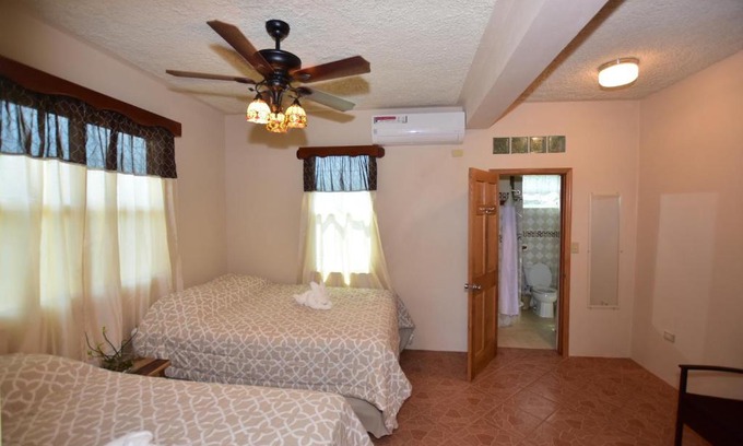 Hopkins Haus | Harada Inn and Suites