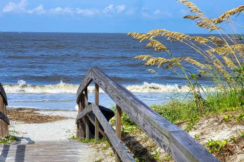 Oceanmarsh Subdivision Wohnung | Harbor Island Condo with Pool Access Walk to Beach!