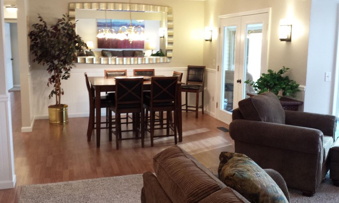 Harbor Springs Eigentumswohnung | Harbor Springs Condo - Trout Creek Einheit, geräumig1700 ', sehr sauber