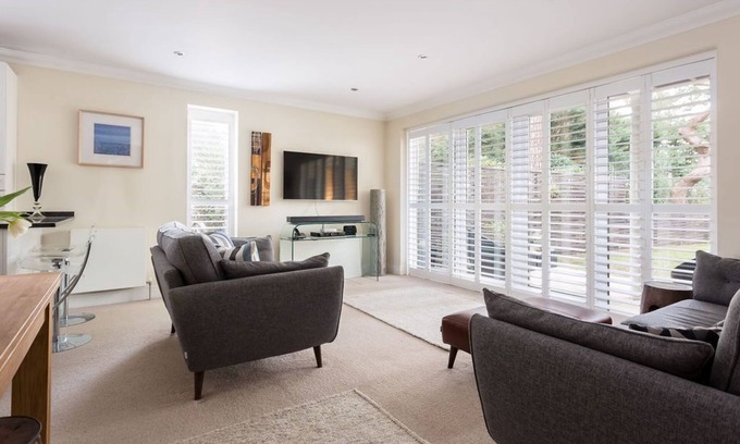 Sandbanks Wohnung | Harbour Escapes | Luxury 2 bed Sandbanks Apt with Garden & Beach Hut