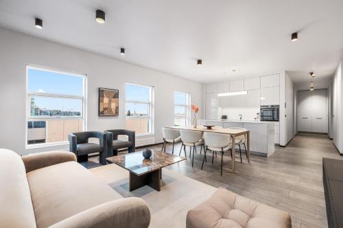 Downtown Wohnung | Harbour Lux 3BR & 2BA in the Heart of the City with Free Parking