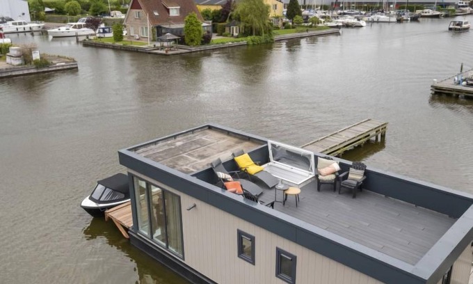 Woudsend Haus | Harboursuite 2 incl. motorboot by Interhome