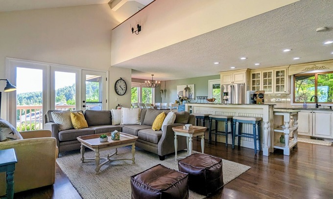 Sherwood Haus | Harmony Estate - Close to Portland and Wine Country Enjoy Your Peaceful Retreat