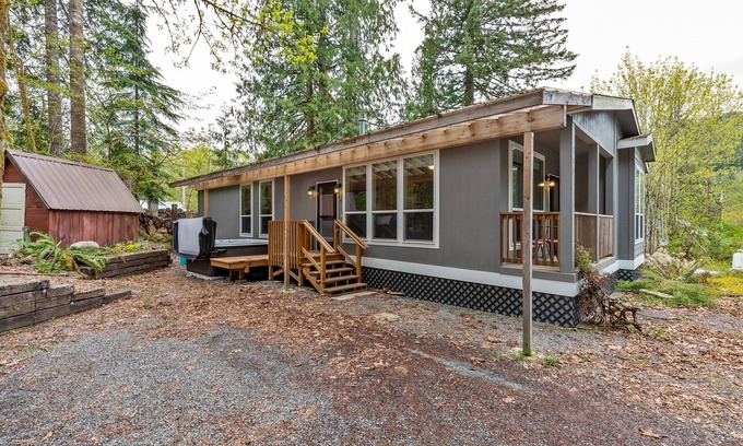 Skykomish Haus | Hart Haus at Stevens Pass- spacious w/ hot tub, EV charger, enclosed yard for pets!