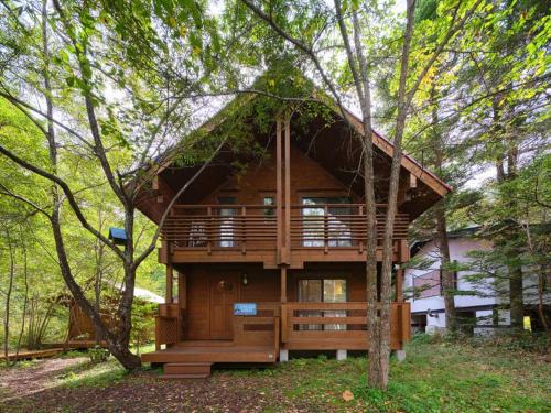 Tsumagoi Haus | HARUNA CABIN 森の中のログハウス 、広々ウッドデッキでBBQ、公園散策、北軽井沢観光